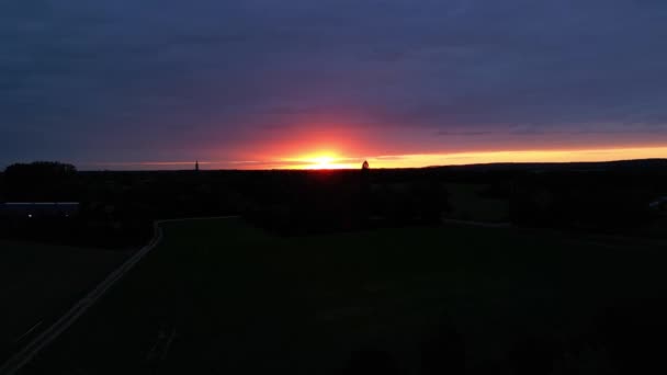 Dramatische Golden Orange Sunset Sky Mit Silhouette Landscape View Aerial — Stockvideo
