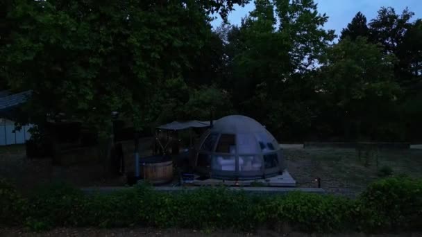 荷兰Glamping公园的全景圆顶帐篷的空中景观 Dolly Back Ascending Shot — 图库视频影像