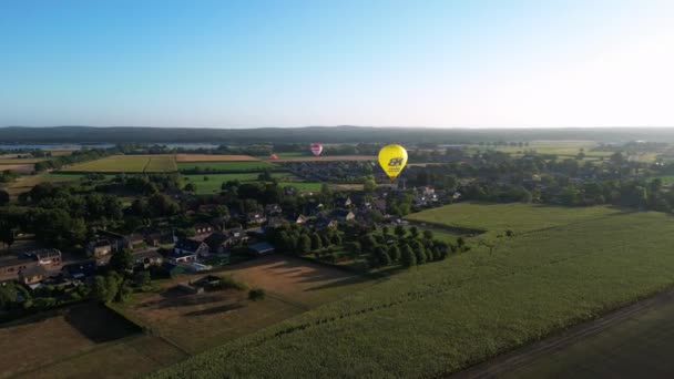 オランダの田舎で朝の日の出の間に飛ぶ熱気球の空中写真 — ストック動画