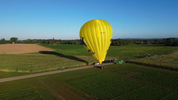 Aerial Morning View Világos Sárga Hőlégballon Készül Repülés Területén Hollandiában — Stock videók