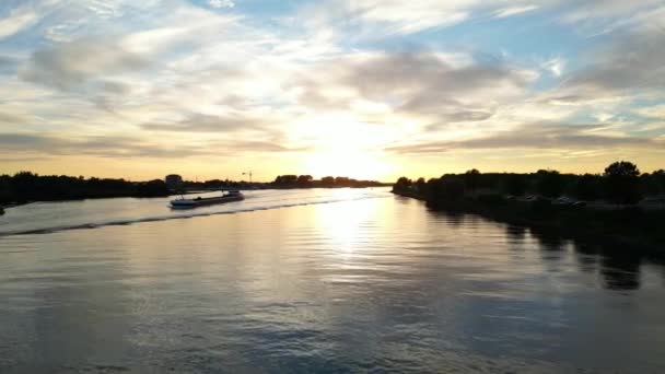 空中飞越奥德马斯驶向背景为金黄色落日的纳威克货轮 — 图库视频影像