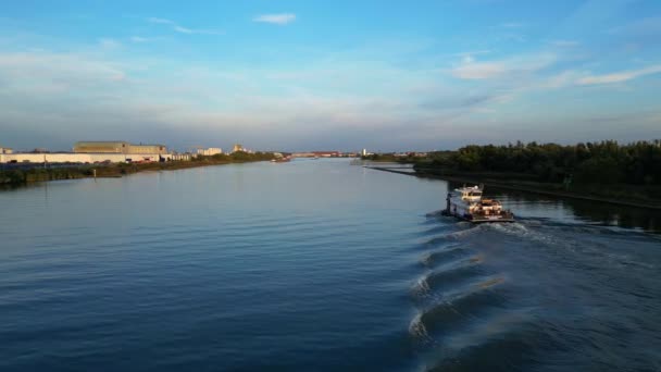 ツグボートはズヴィンドレヒトの川を航行しますオランダ航空 — ストック動画
