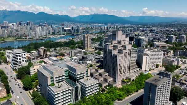 白天飞越温哥华的温哥华综合医院大楼 俯瞰全市的天际线 空中飞行 — 图库视频影像