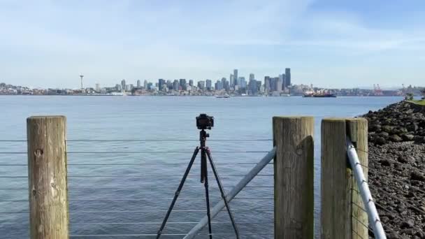 位于华盛顿州西雅图Luna Park Viewpoint的三脚架上的相机 在埃利奥特湾对面的城市观景 玩具枪 — 图库视频影像