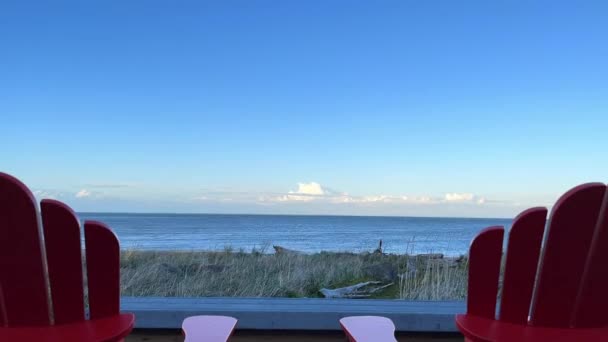 Widok Morze Wybrzeża Pustymi Drewnianymi Krzesłami Sequim Waszyngton Timelapsja — Wideo stockowe