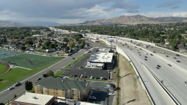 犹他州莱希的公路交通以硅谷斜坡和高山为背景 空中后撤 — 图库视频影像