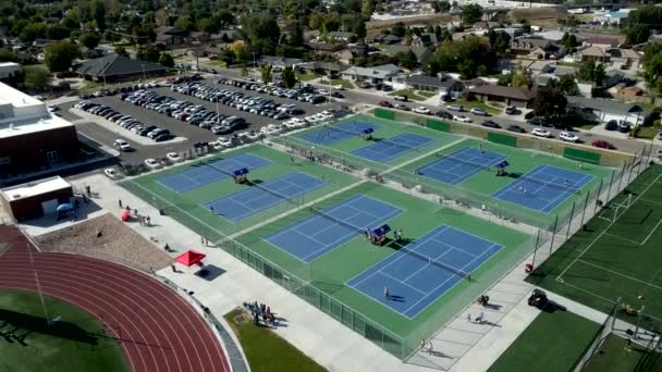 郊外のコミュニティ空中の屋外テニスコート ユタ州レヒのコミュニティのバック明らかにプル — ストック動画
