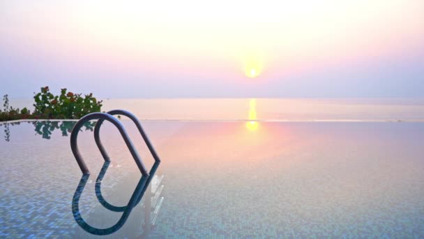 Pohled Nekonečného Bazénu Zapadající Tropické Slunce Oceánu Rozsah Nadpisu — Stock video