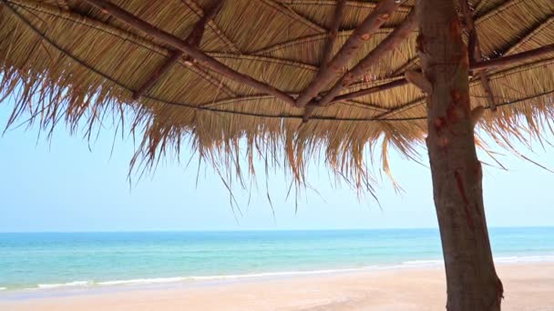 Pov Woven Palm Frond Shade Umbrella Looks Beach Ocean — стоковое видео