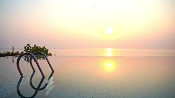 Een Leeg Onzichtbaar Rand Resort Zwembad Kijkt Uit Een Roze — Stockvideo