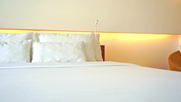 Otel Yatağının Sağından Soluna Doğru Çevir — Stok video