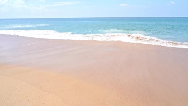 Повільний Рух Хвиль Обертаються Сонячним Пляжем — стокове відео