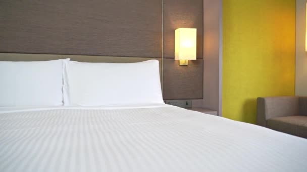 潘穿过舒适的酒店床 — 图库视频影像