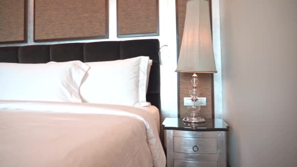 潘从左到右展示了舒适的酒店套间和床 — 图库视频影像