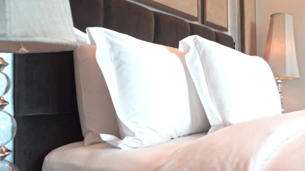 Yastık Yığınından Yatağın Ayağına Kadar Yakın Plan Bir Tava — Stok video