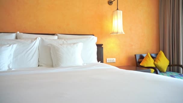 Altın Turuncu Bir Duvara Karşı Bir Otel Yatağından Sağa Dön — Stok video