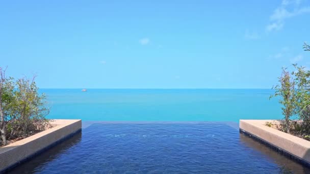 Uitzicht Oceaan Vanaf Rand Van Een Resort Infinity Zwembad Titel — Stockvideo