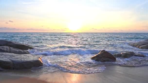 Havsvågor Reflekterar Färgerna Tropisk Solnedgång När Rullar Stranden Över Stora — Stockvideo