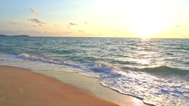 Хвилі Сповільнення Вимиваються Пустельному Тропічному Пляжі Під Заходом Сонця — стокове відео