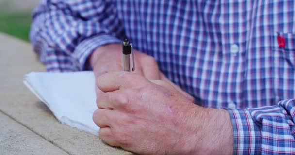 Hombre Cuadros Azules Blancos Escribiendo Tomando Notas Cuaderno Sosteniendo Pluma — Vídeos de Stock