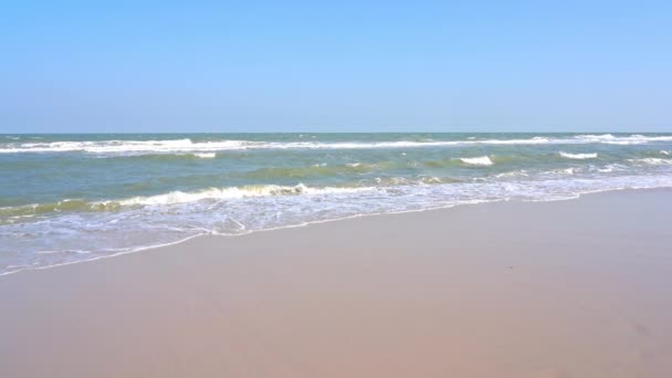 波浪在沙滩的边缘滚滚而退 标题空间 — 图库视频影像