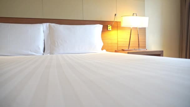 横穿酒店床的盘式现代灯具 — 图库视频影像