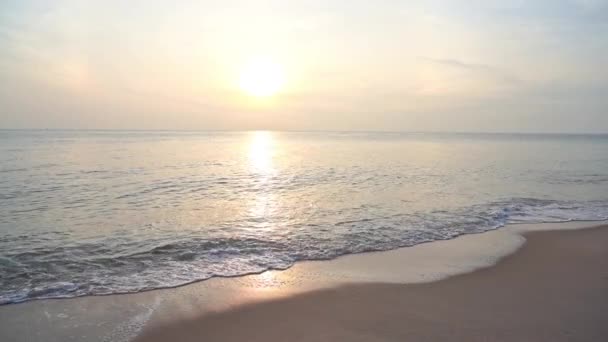 海浪在热带落日下冲刷在沙滩上 标题空间 — 图库视频影像