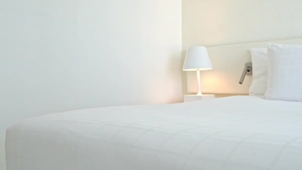 Pan Ένα Λευκό Κρεβάτι Ένα Πολύ Λευκό Δωμάτιο Ξενοδοχείου — Αρχείο Βίντεο