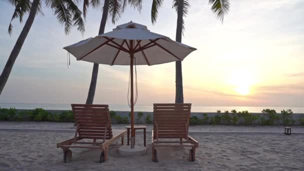 Zwei Leere Liegestühle Unter Einem Sonnenschirm Sandstrand Mit Blick Auf — Stockvideo