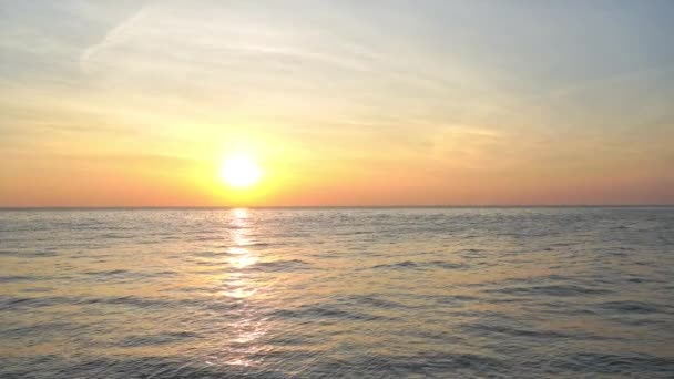 Růžový Oranžový Žlutý Západ Slunce Podél Obzoru Oceánu Rozsah Nadpisu — Stock video