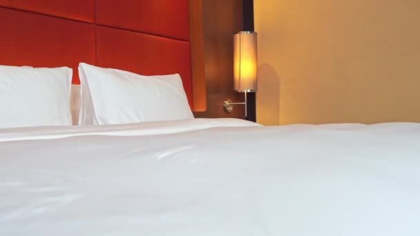 Kırmızı Döşemeli Bir Yatak Başlığıyla Bir Otel Yatağının Üzerinden Geç — Stok video
