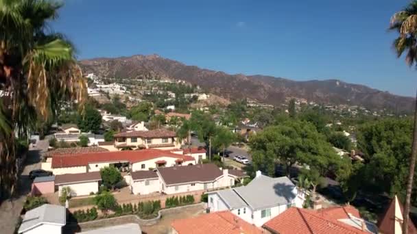阳光明媚的伯班克Ca住宅区 街道和家园的空中景观 揭示了无人机射击事件 — 图库视频影像