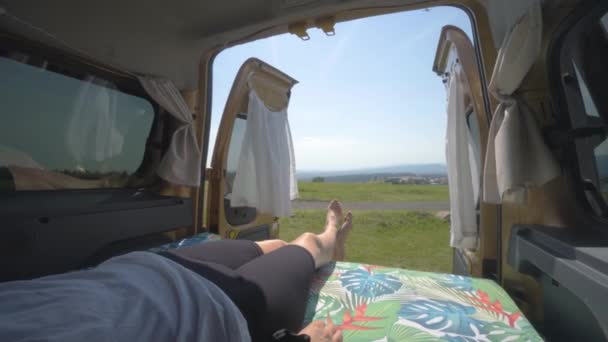 안에서 여성의 다리가 침대에서 자연을 만끽하며 휴식을 취하는 Pov — 비디오