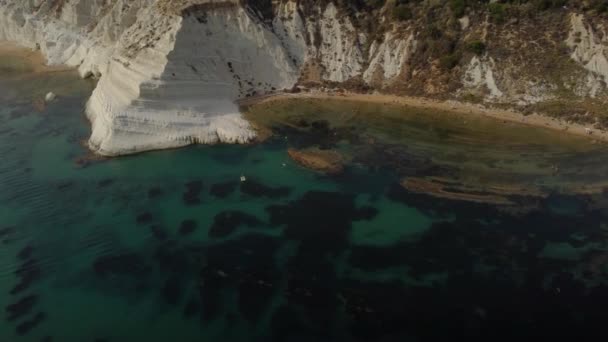 タークスビーチのスケールと特異石を示す空中ショット — ストック動画