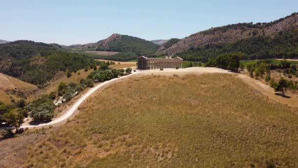 Zdjęcie Lotnicze Świątyni Segesta Sycylia Pokazujące Wzgórza Góry Otaczające Świątynię — Wideo stockowe