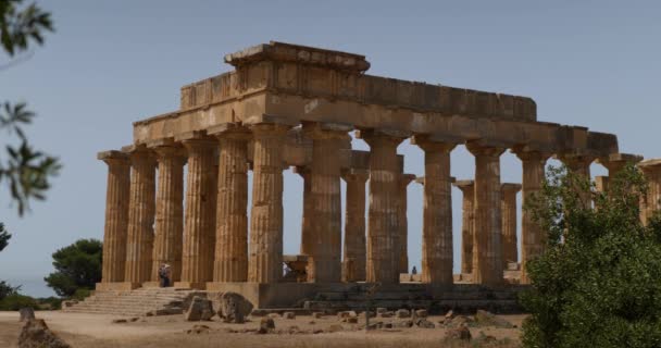 Trépied Temple Selinunte Avec Quelques Touristes Déplaçant Intérieur Bâtiment — Video