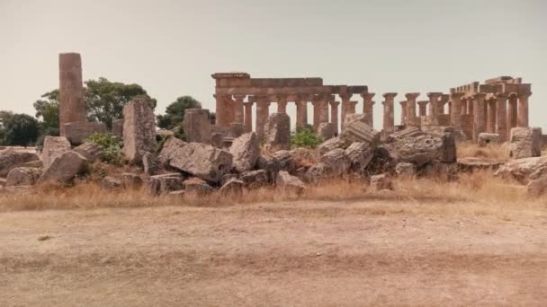 セリヌンテ神殿の右側へと移動していくつかの遺跡の後ろに現れます — ストック動画