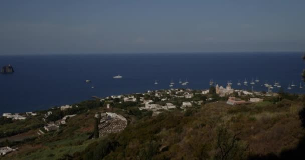 Een Panning Van Stad Stromboli Kust Het Eiland Strombolicchio Achtergrond — Stockvideo