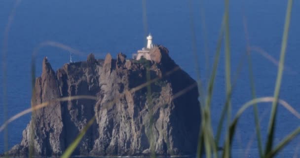 ストロンボリ島の近くにあるストロンボリ島の灯台の三脚ショット — ストック動画