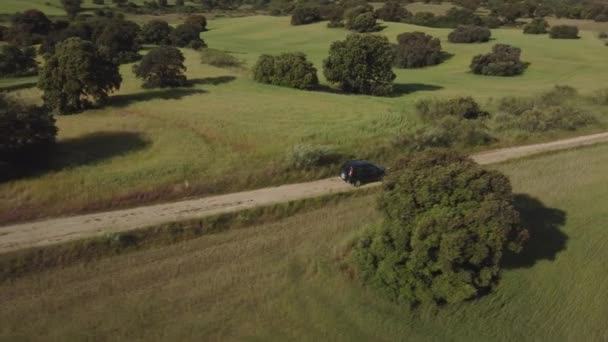 Dron Aéreo Enfocó Vehículo Todo Terreno Conduciendo Camino Polvo Entre — Vídeos de Stock