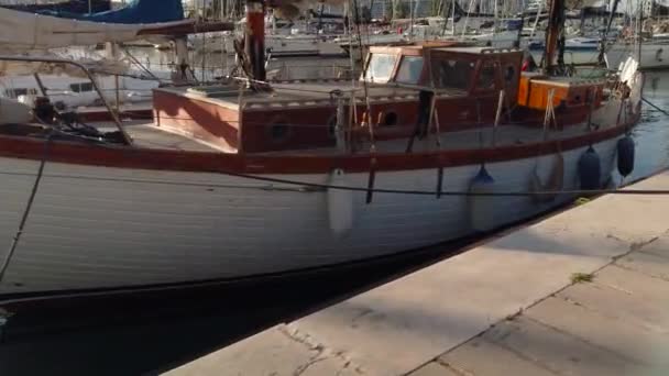 Ένα Παλιό Κλασικό Ιστιοφόρο Αγκυροβολημένο Στο Λιμάνι Του Παλέρμο Σικελία — Αρχείο Βίντεο