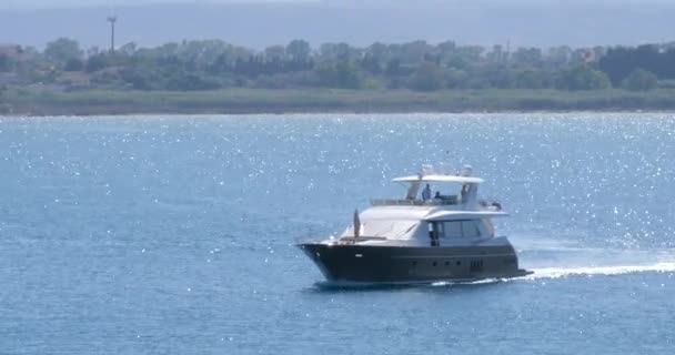 Luksusowy Jacht Pływający Pobliżu Wybrzeża Ortigii Siracusa Sycylia — Wideo stockowe
