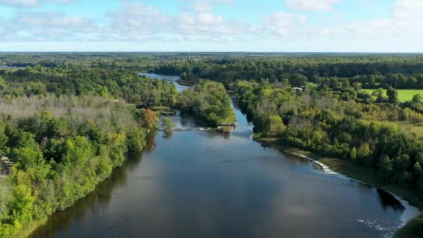 オンタリオ州近くのリドー川がこの国を流れている 青い空と緑の木々がこの地域のこの美しい自然の不思議を示しています — ストック動画