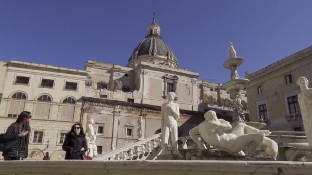 Turisti Davanti Alla Fontana Pretoria Nel Centro Palermo Sicilia Italia — Video Stock