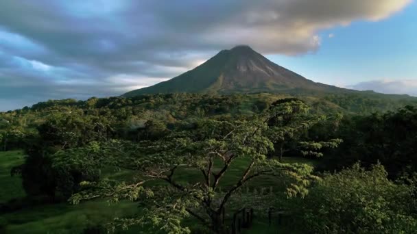 Drone Voando Sobre Floresta Tropical Exuberante Pôr Sol Com Vulcão — Vídeo de Stock