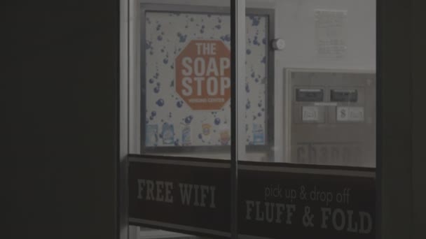 Статический Снимок Магазина Стеклянной Дверью Написан Бесплатный Пух Сгиб Дверь — стоковое видео