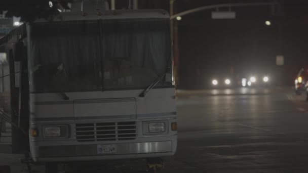 Una Toma Estática Autobús Blanco Pie Una Carretera Vacía Por — Vídeos de Stock