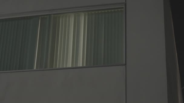 高楼白色建筑的动人镜头 夜间在大楼外面几乎看不到闭路电视 — 图库视频影像
