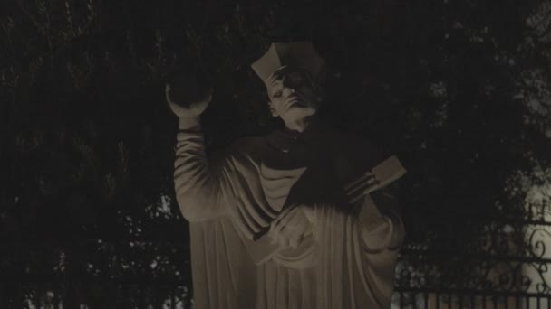 夜に人の古代の大理石像の静的なショット 彫刻は家の外に置かれている — ストック動画