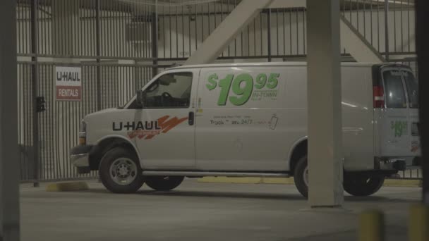 Видео Микроавтобуса Uhail Белого Цвета Который Припаркован Большом Количестве Цена — стоковое видео